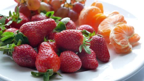 Ripe-red-strawberries-in-a-bowl-on-table