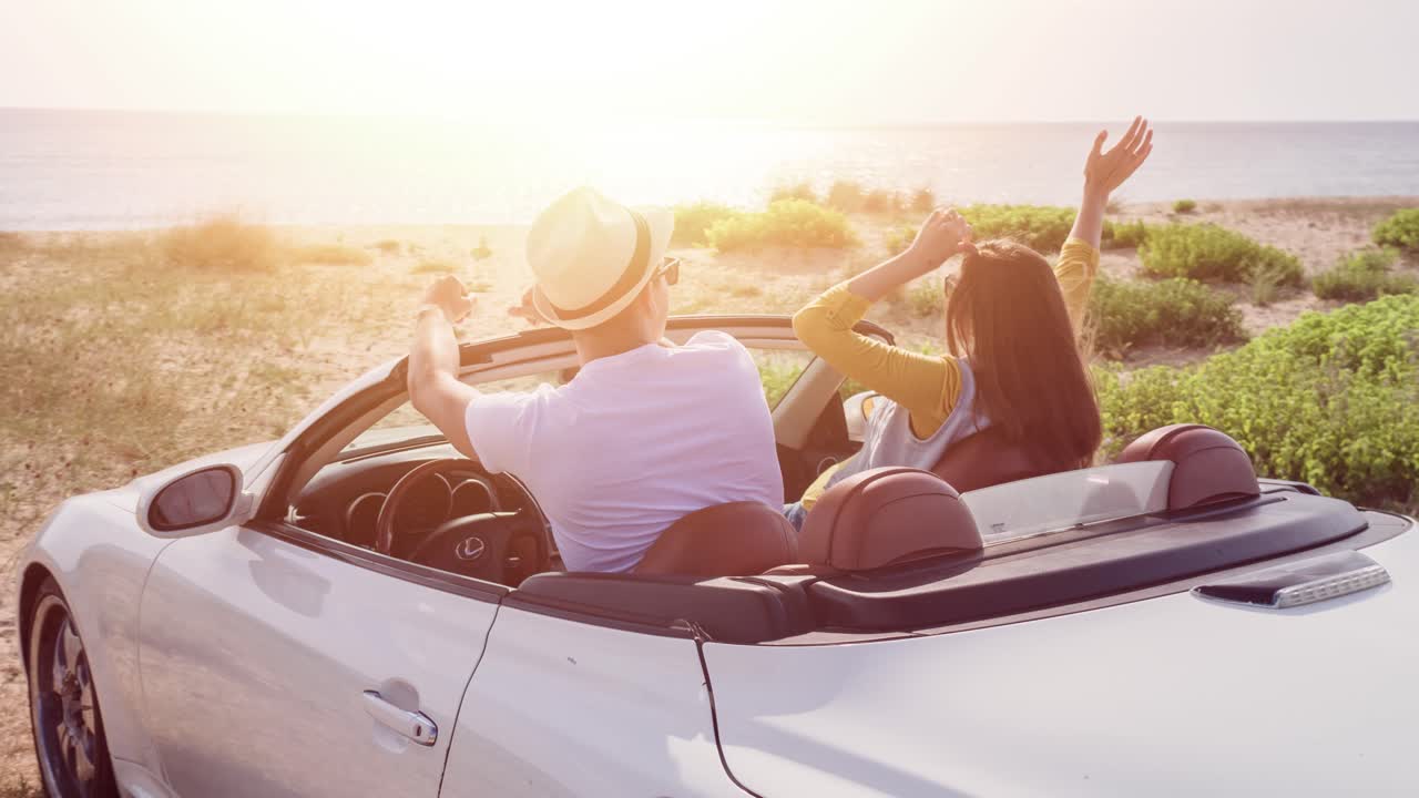 una pareja disfrutando de un paseo panorámico en un coche descapotable