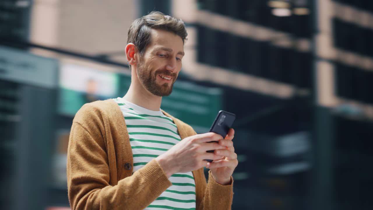 street shot a 360 gradi: ritratto di un uomo caucasico che usa uno smartphone in una grande città. professionista creativo che usa un'app per telefono cellulare per lo shopping online di e-commerce. tracciamento che si muove in giro.
