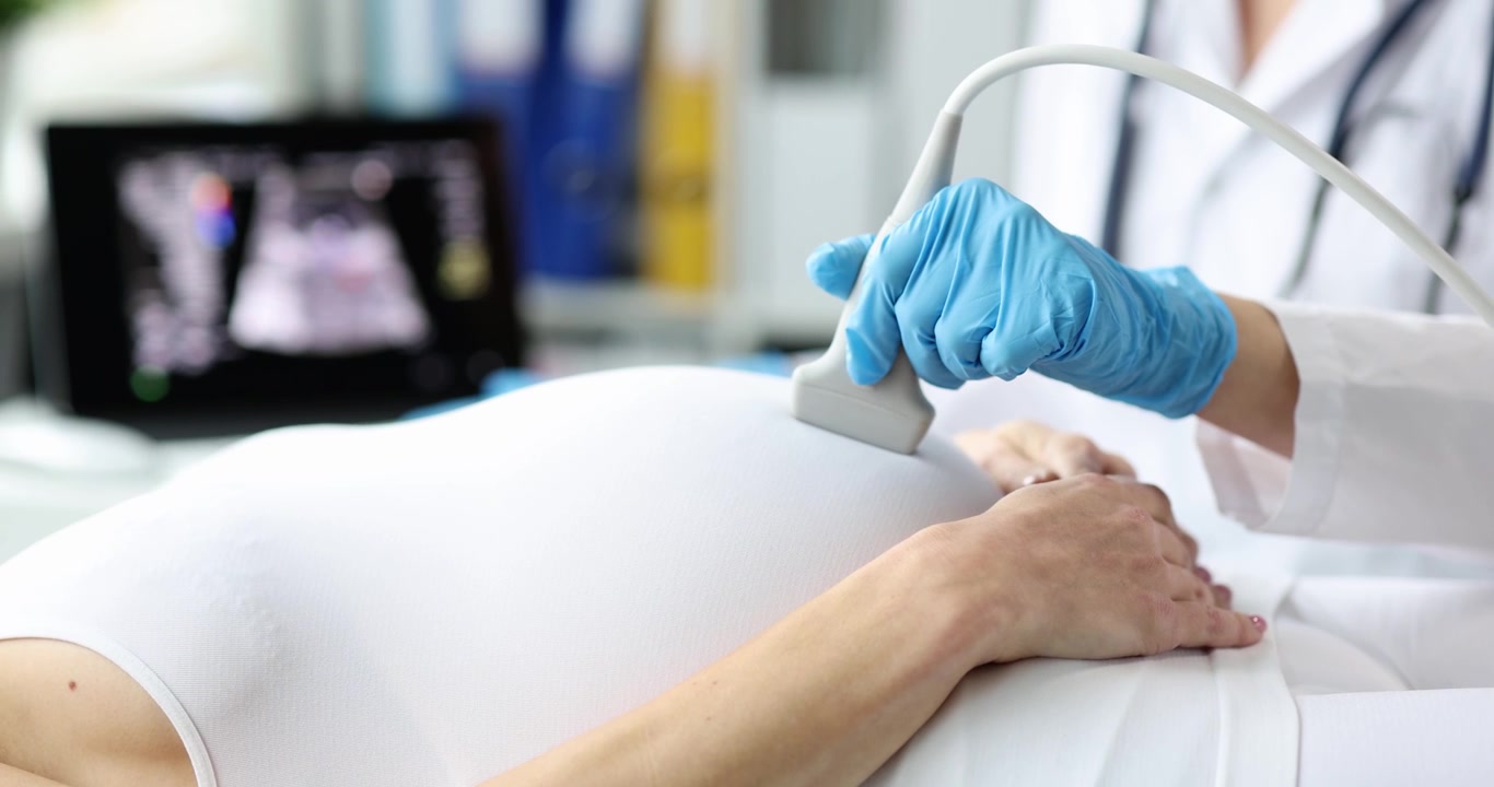 Momenti emozionanti durante un'ecografia prenatale in una clinica luminosa e accogliente