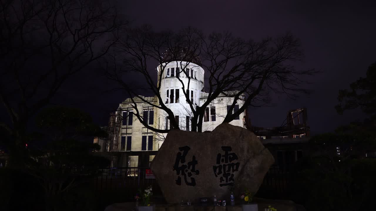 건물 앞면의 조명은 몇 초 동안 변합니다.