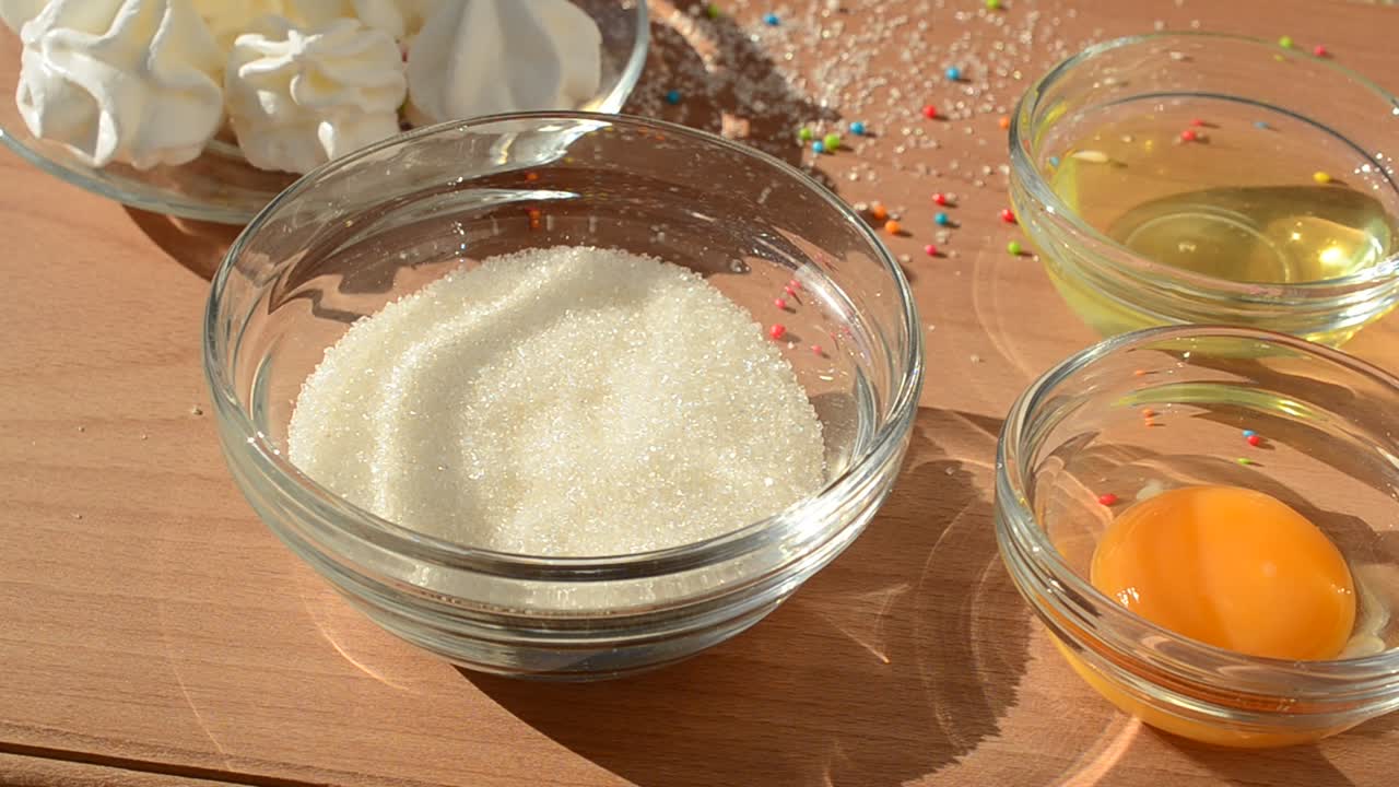 Torta di meringa e componenti. Meringa da ogni angolazione