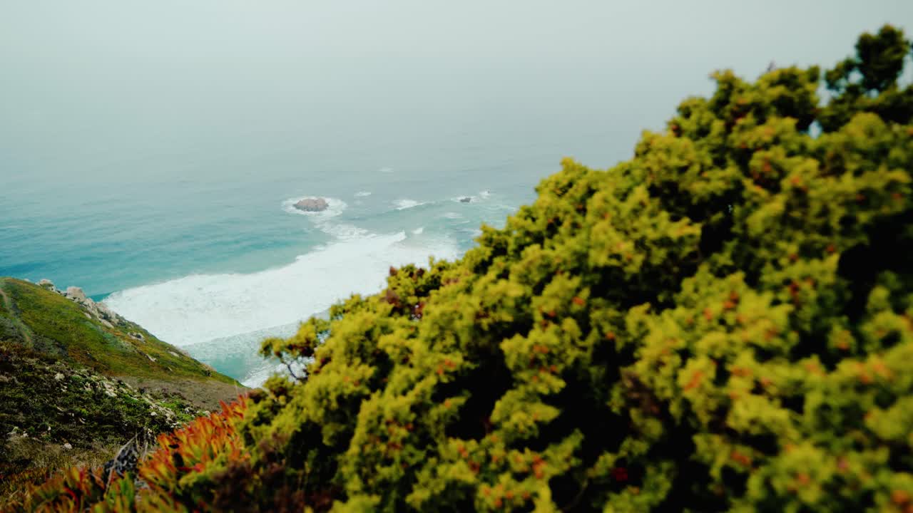 vista desde un acantilado a la costa del océano atlántico en portugal
