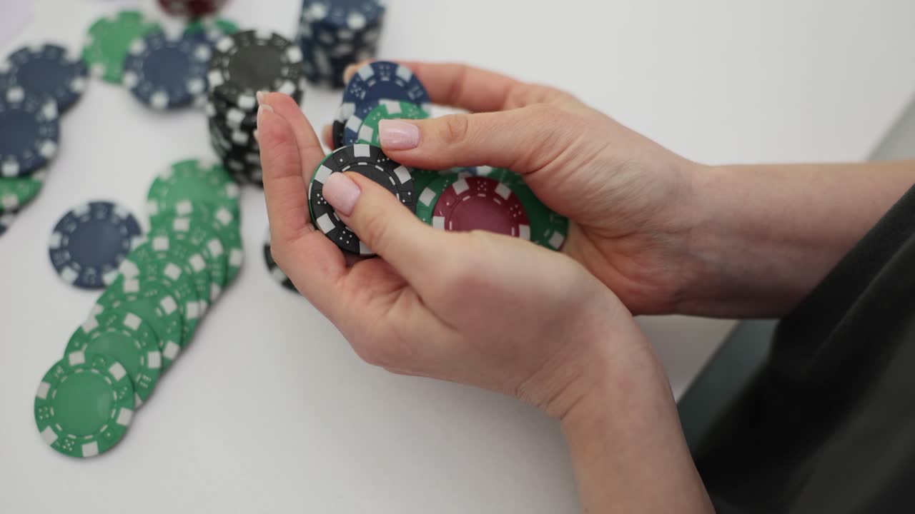 Mani che tengono fiches da poker