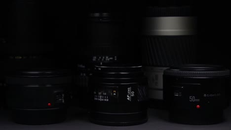 la luz se mueve lentamente sobre las lentes de la cámara sin marcas visibles sobre un fondo negro oscuro