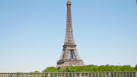 torre eiffel capturada de arriba hacia abajo desde la distancia