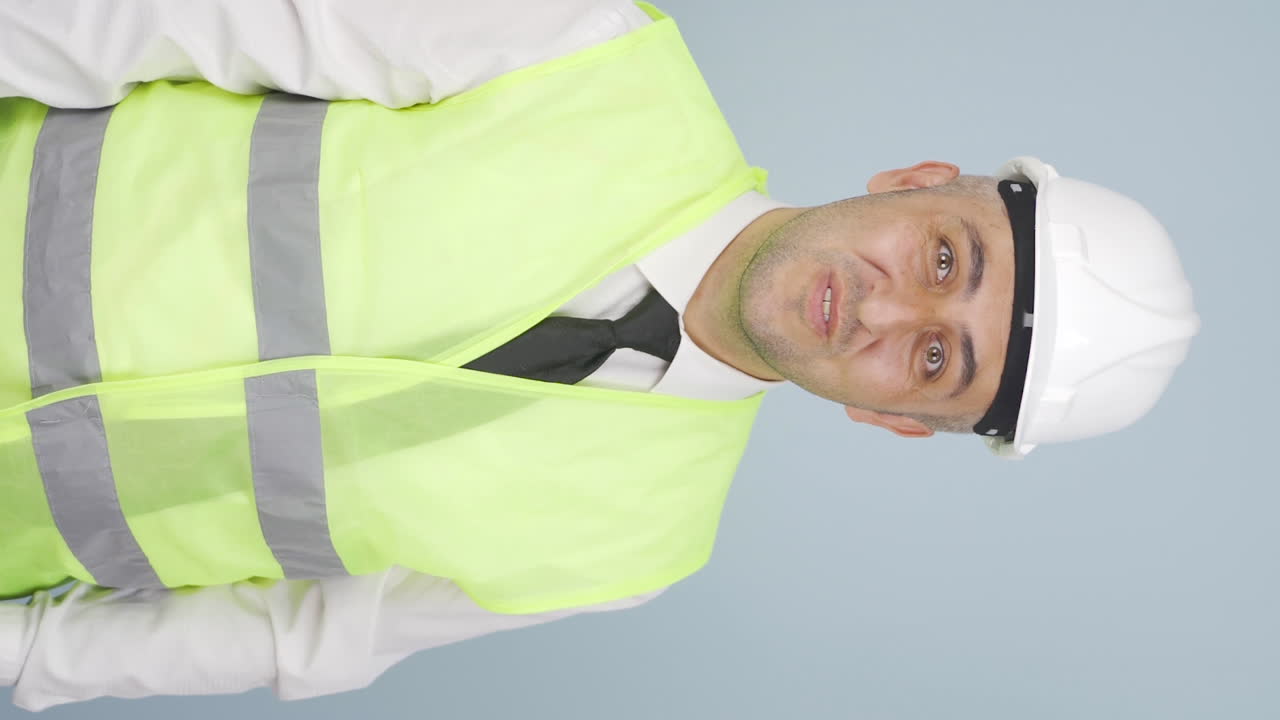 vídeo vertical del ingeniero mirando a la cámara con asombro y haciendo una presentación.