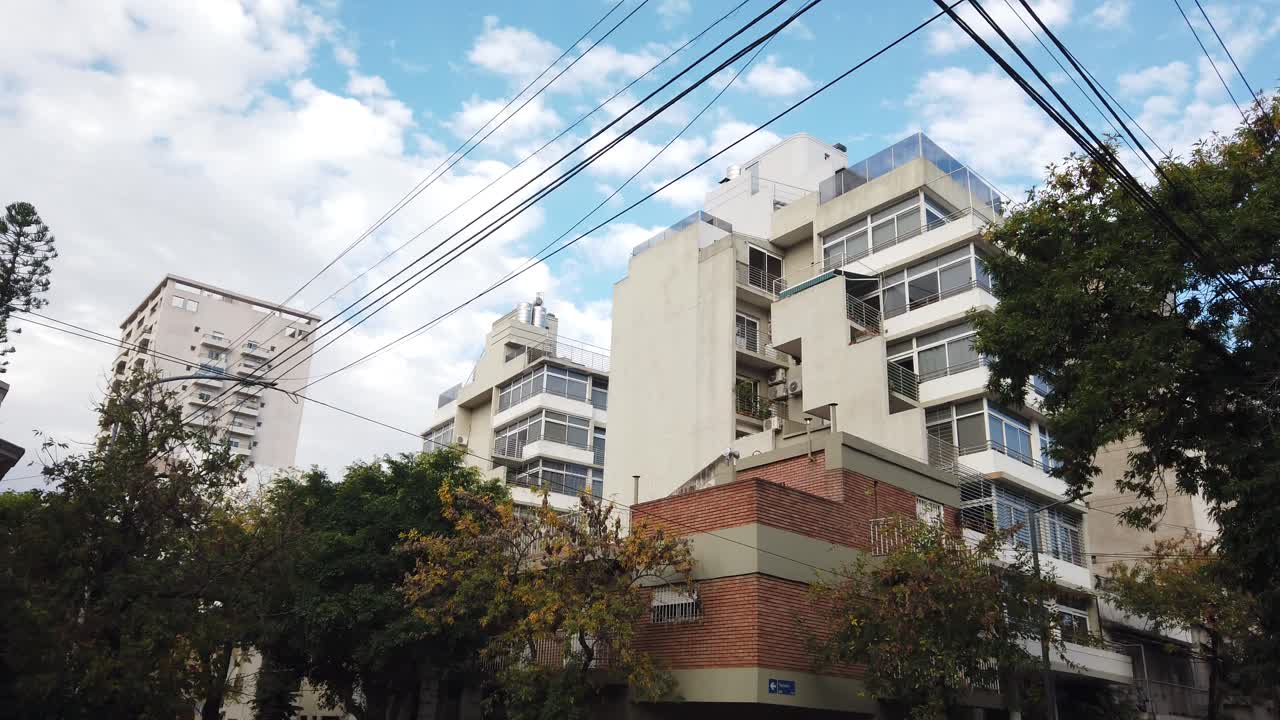 Edifici alti moderni in contrasto con piccole case a Buenos Aires, concetto di gentrificazione urbana, città dopo un massiccio processo di demolizione e costruzione.