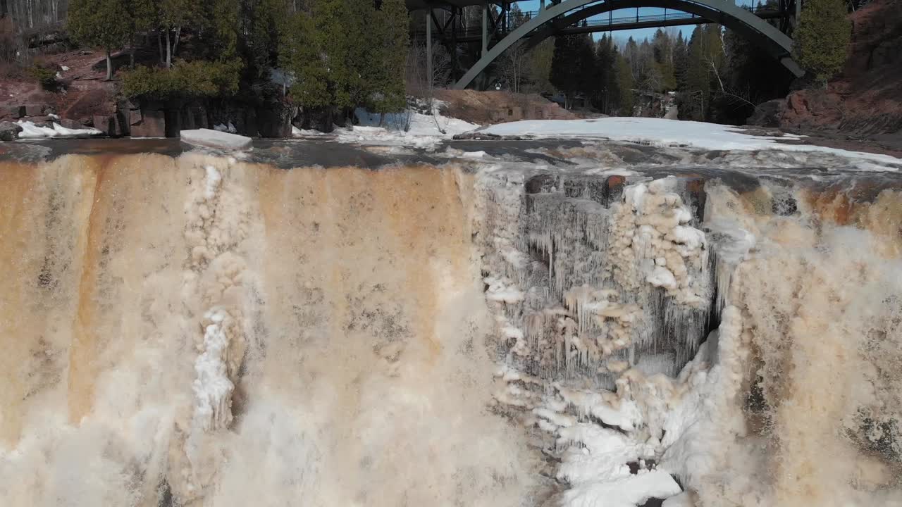 cataratas de grosella espinosa, minnesota, estados unidos en abril, caída de agua, río