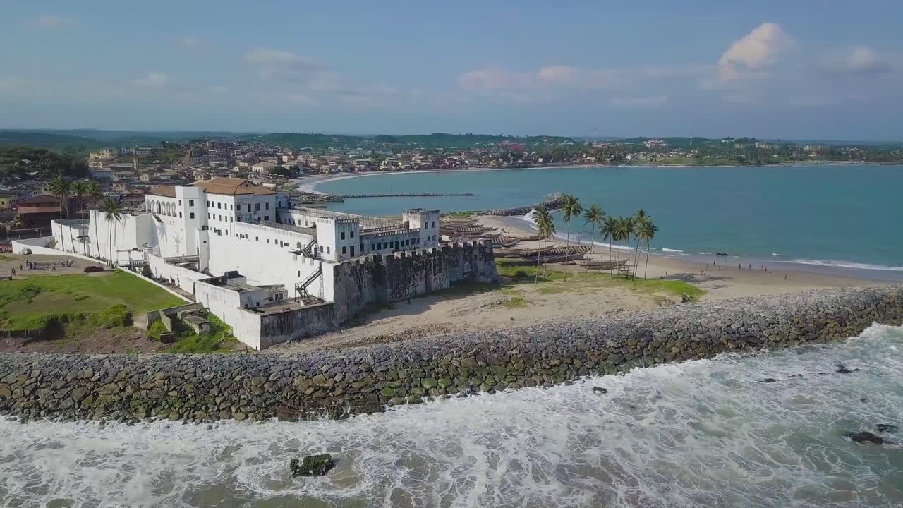 vista aérea del castillo de elmina con defensa marítima