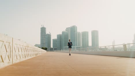 hombre de negocios caminando por el puente de la ciudad en dubai