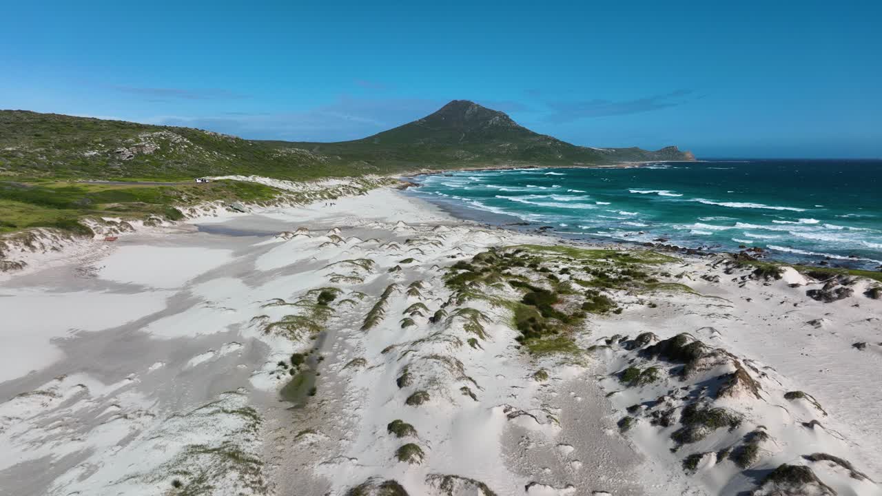 vuelo bajo sobre una playa de arena escarpada hacia el lejano cabo de la montaña de buena esperanza