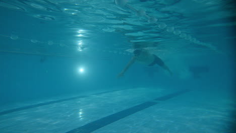 natación bajo el agua