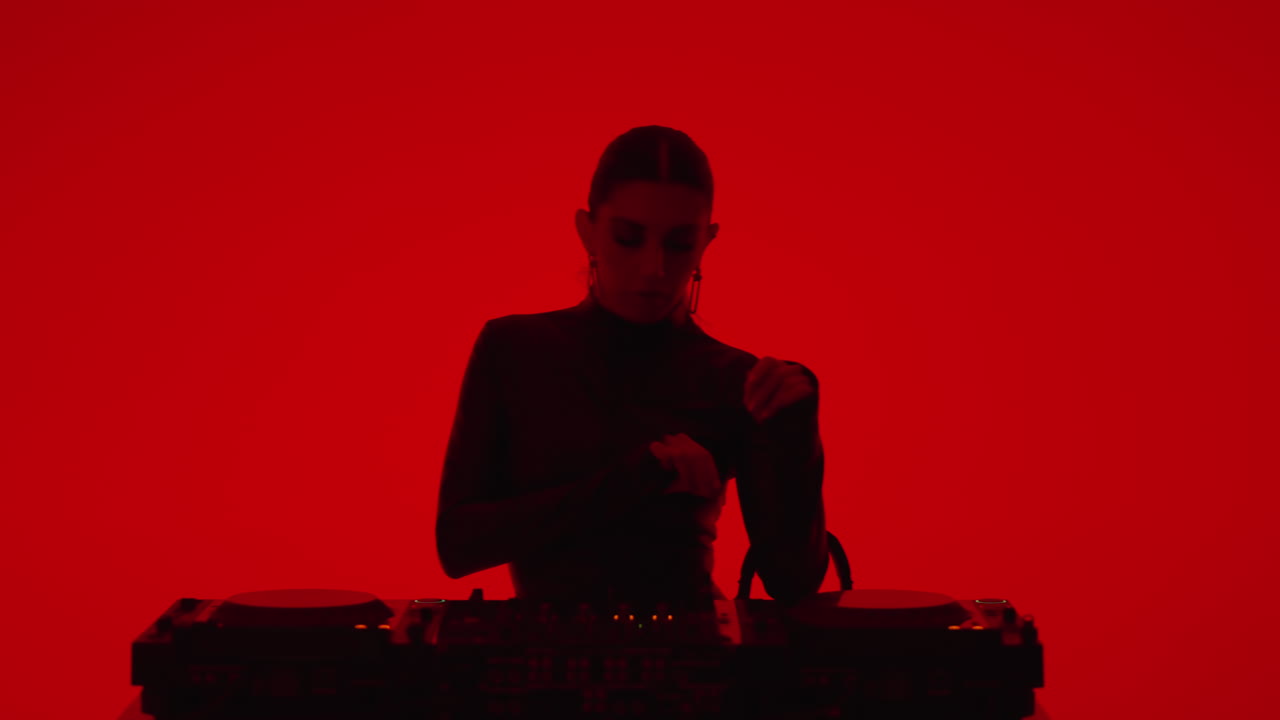 mujer dj en una luz roja