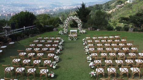 Boda-Al-Aire-Libre-Antes-De-Comenzar,-Hermosa-Decoración-Con-Rosas-Blancas.