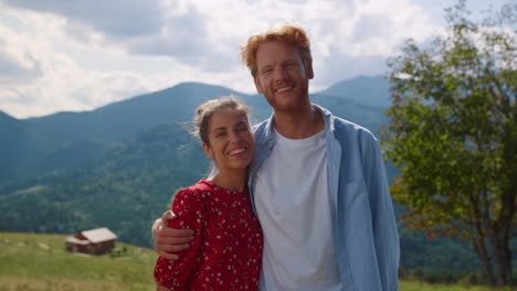 Pareja-Feliz-Posando-Primer-Plano-De-Las-Montañas.-Hombre-Abrazando-A-Una-Mujer-Bonita-En-La-Naturaleza.