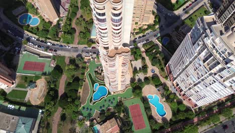 vista aérea del paisaje urbano y marino de benidorm desde una perspectiva de dron en el sur de españa