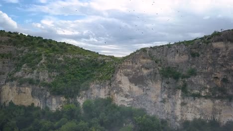 Drohnenaufnahmen,-Die-Im-Great-Texas-Im-Freien-Aufgenommen-Wurden,-Als-Sie-Im-Chalk-Bluff-Park-In-Der-Nähe-Von-Uvalde-Im-Texas-Hill-Country-Zelteten