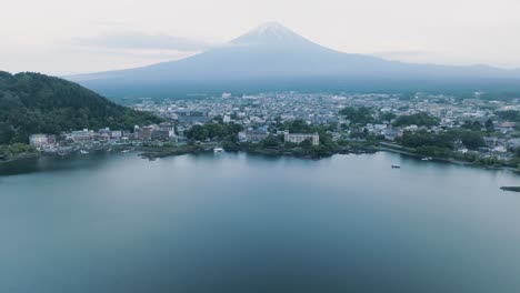 Tiro-Inclinado-Hacia-Abajo-Del-Famoso-Lago-Kawaguchi-Y-La-Lejana-Montaña-Fuji,-Japón