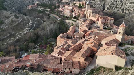 vista aérea de drones, vuelo giratorio, sobre el pueblo medieval de albarracín, teruel, españa