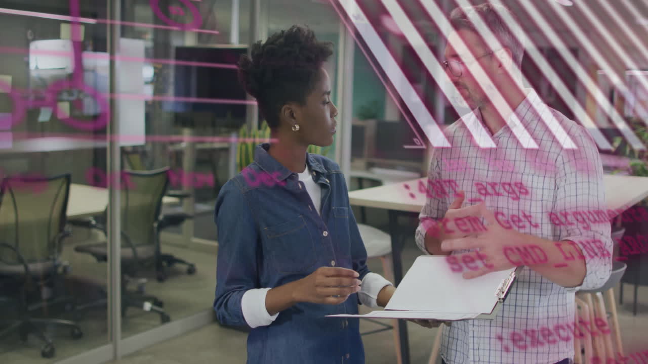 animazione dell'elaborazione dei dati e diagrammi su diversi colleghi che discutono del lavoro