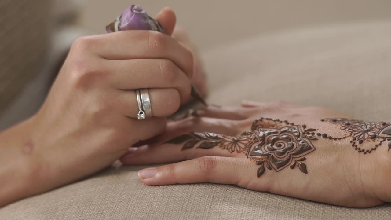 Applicazione di tatuaggio all'henné