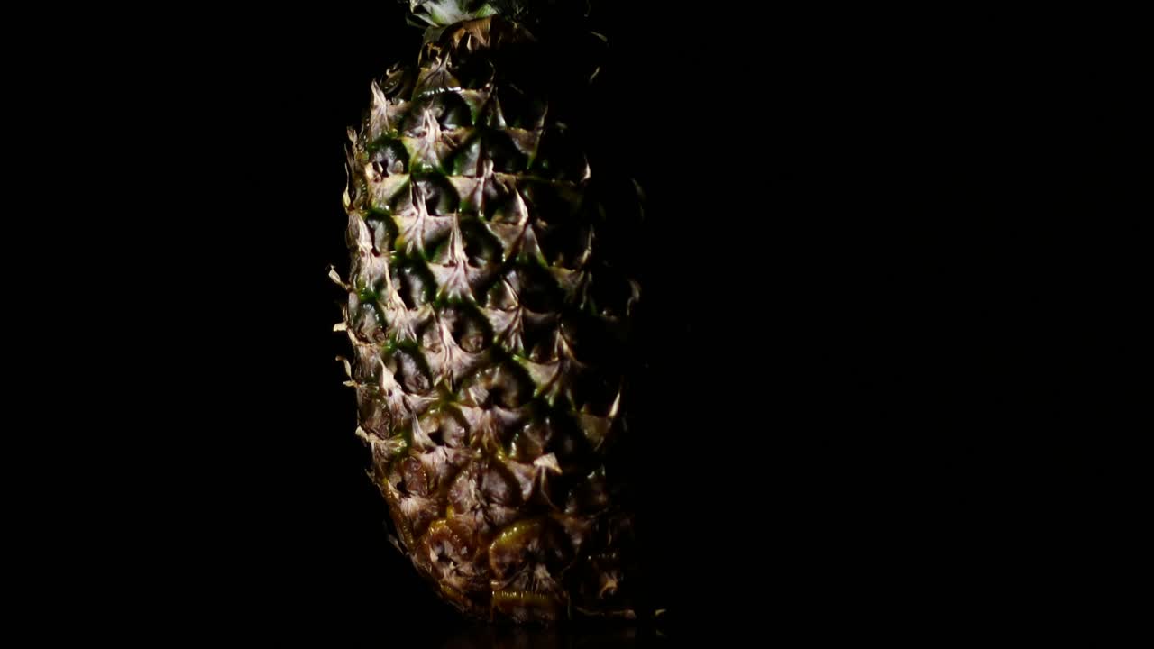 ananas de piña dulce comosus girando sobre un fondo negro-2