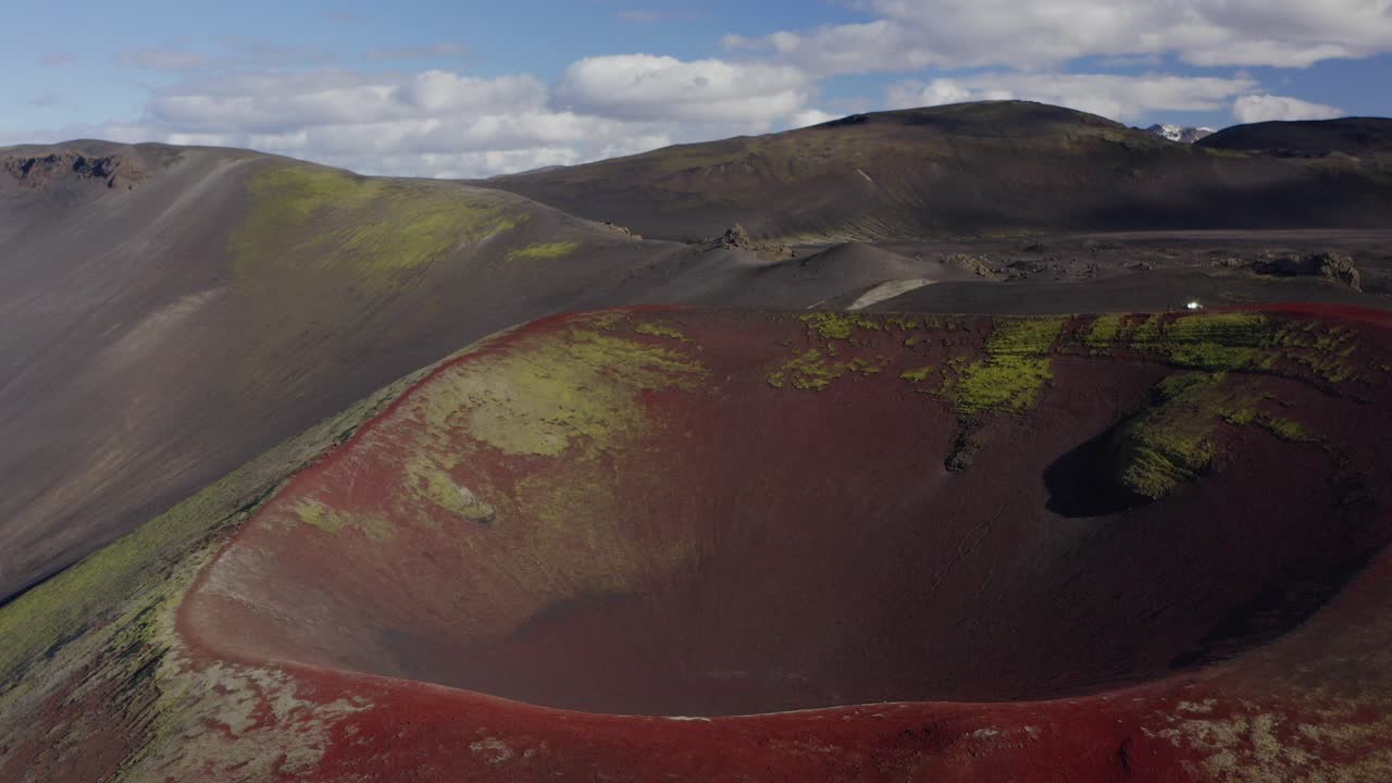 여름에 남쪽 아이슬란드에서 raudaskal의 붉은 그릇 분화구