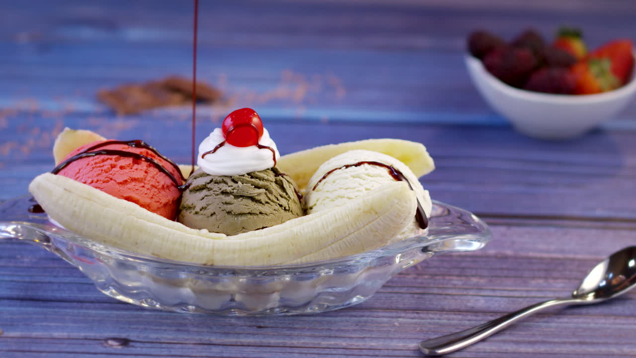 helado de banana split con fresa, chocolate y vainilla