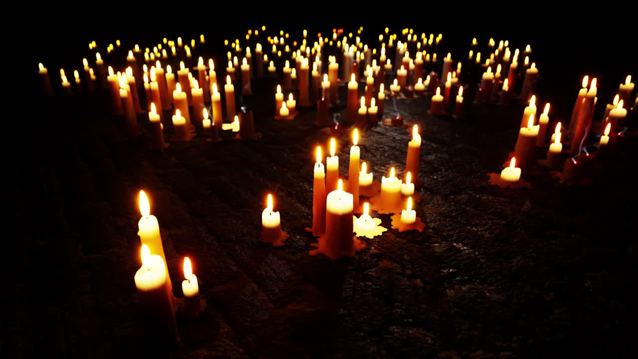 свечи, горящие в темноте