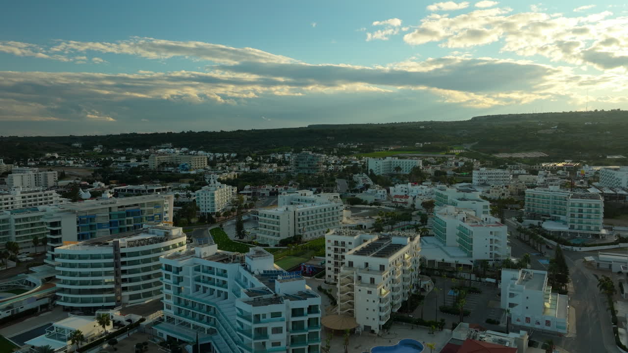 vista aérea de hoteles y resorts de lujo de la ciudad de protaras al atardecer, chipre