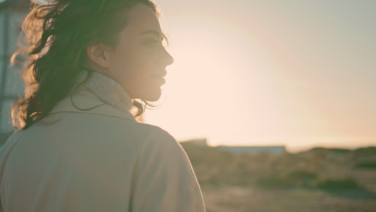 빛에서 산책하는 캐주얼 소녀. 스타일리시한 아름다운 여성이 저녁을 즐기고 있습니다.