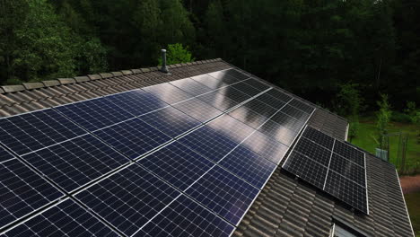 Antena:-Reflejo-De-Módulos-Generadores-De-Luz-Solar-En-La-Azotea-De-Una-Casa,-Tarde-De-Verano