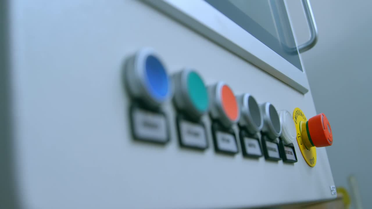 ingeniero robótico presionando el botón del panel de control 4k