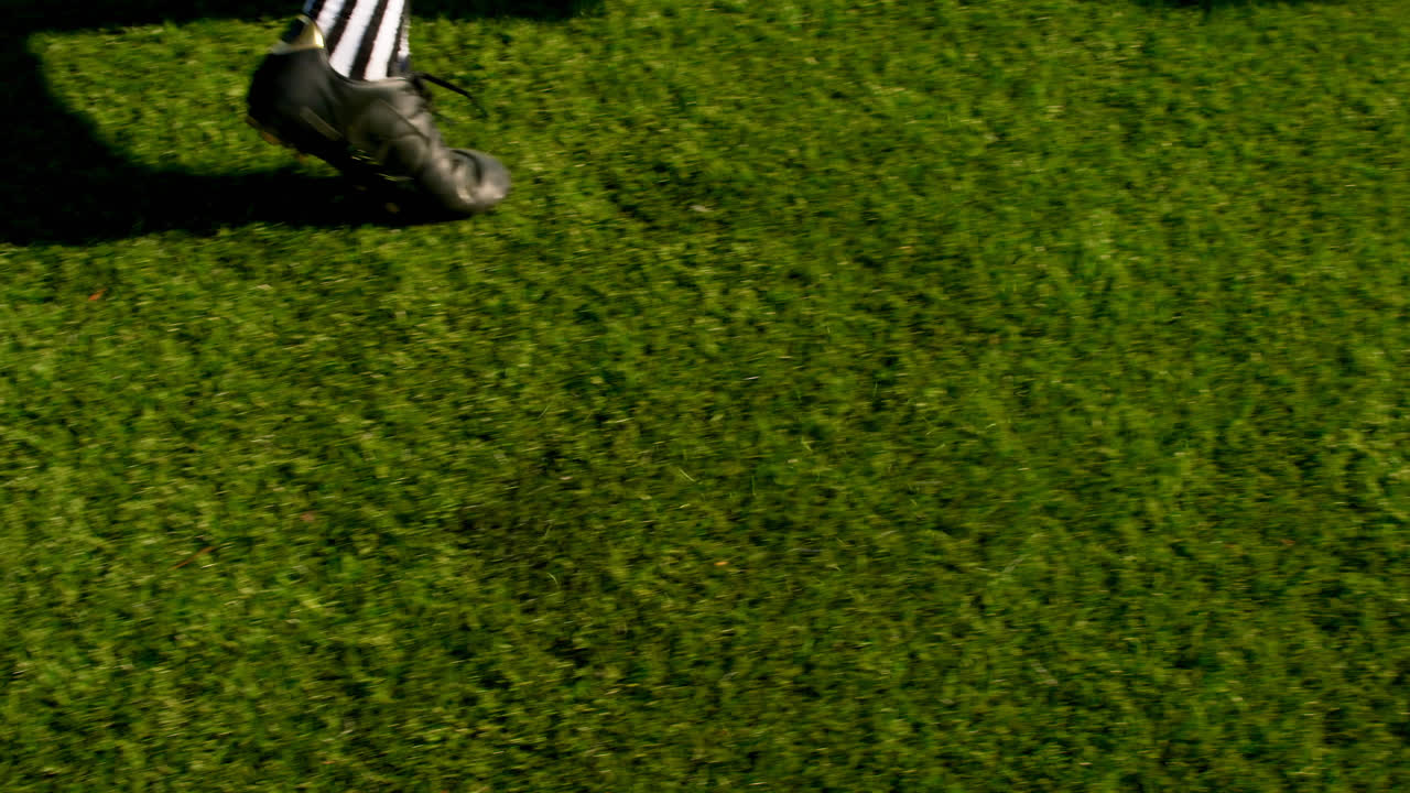 jugador de fútbol pateando la pelota 4k