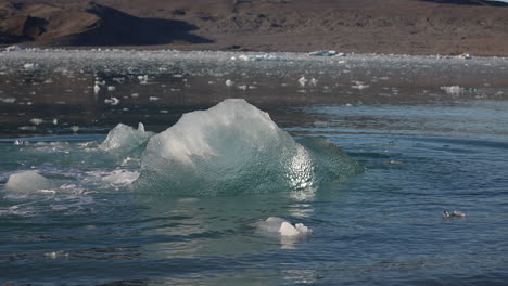 iceberg en el agua fría del océano ártico