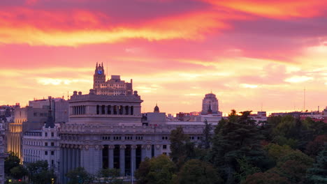 Timelapse-Durante-La-Puesta-De-Sol-Desde-El-Ayuntamiento-De-Madrid,-La-Plaza-De-Cibeles-Como-Primer-Plano