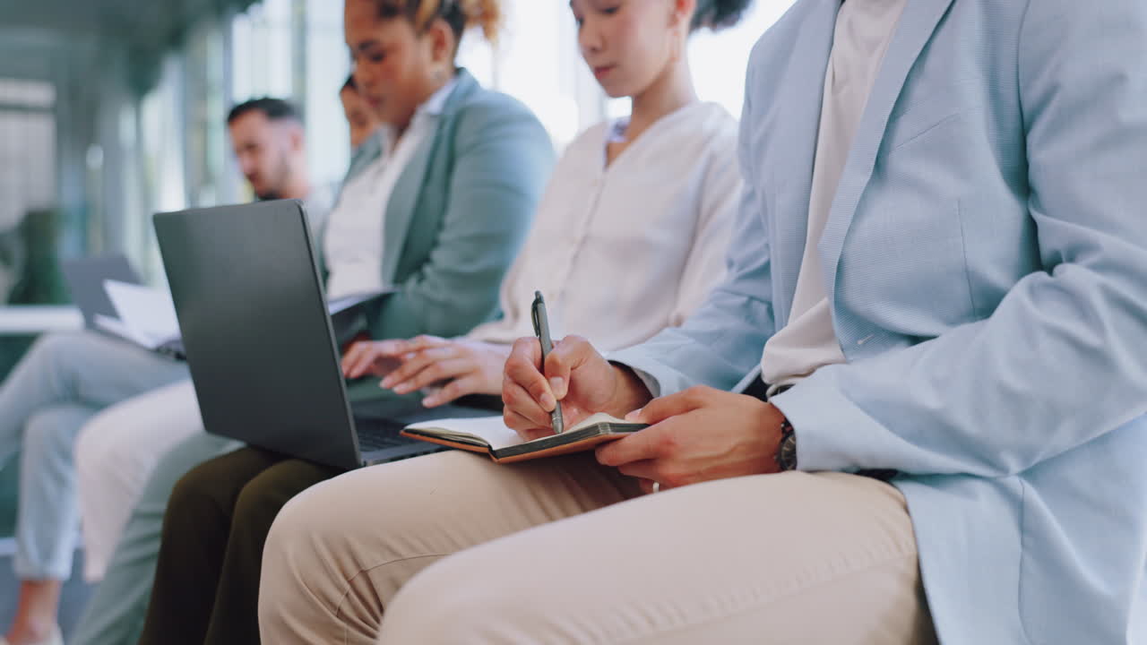 Reclutamento, fila e professionisti che scrivono
