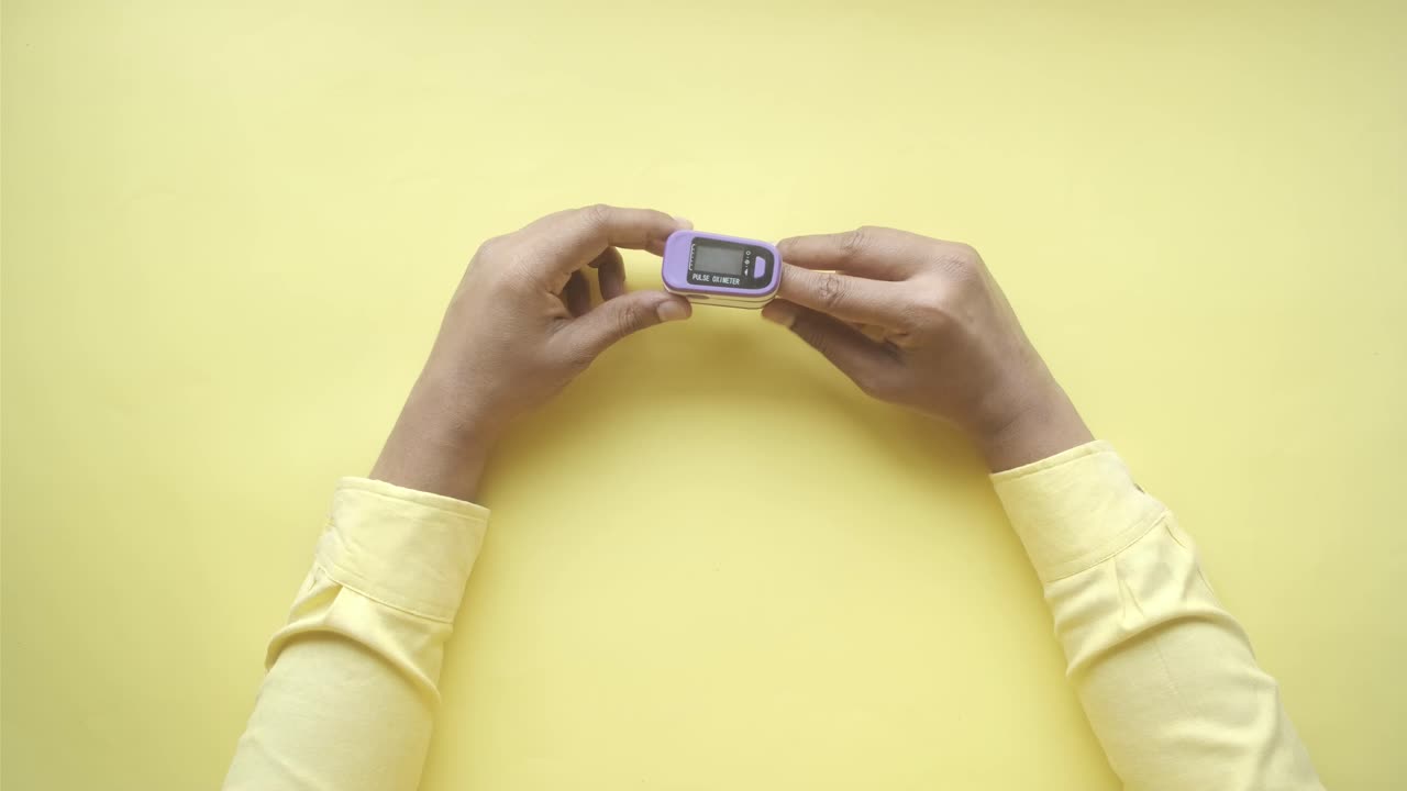 스 옥시미터를 사용합니다.