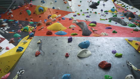 interior de un centro de pared de escalada