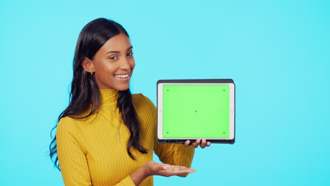 mujer feliz, tableta y maqueta en pantalla verde