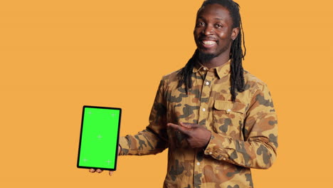 Afroamerikanischer-Mann-Präsentiert-Greenscreen-Auf-Tablet