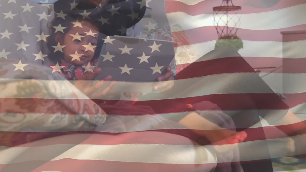 madre de raza mixta y su hija con nosotros ondeando la bandera en primer plano