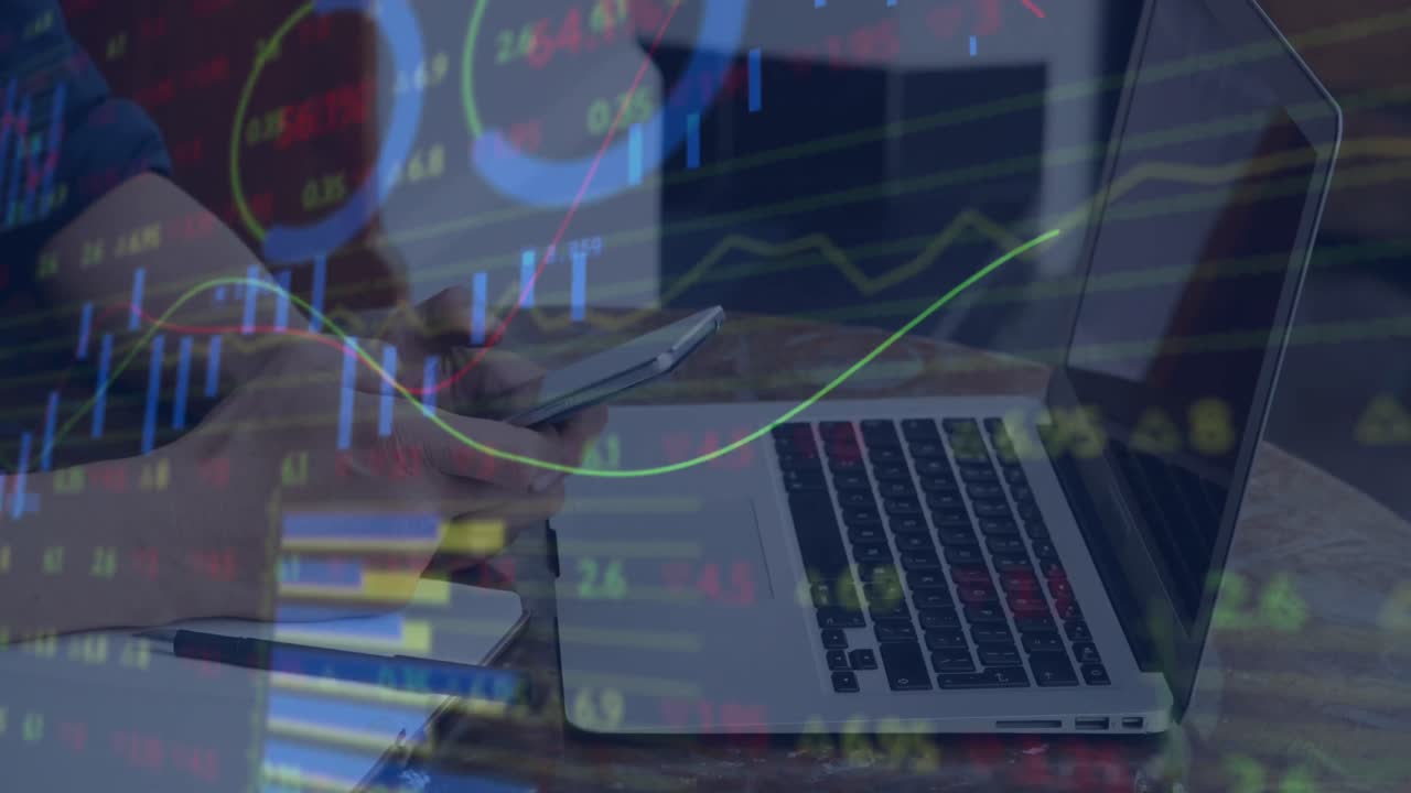 animazione dell'elaborazione dei dati statistici e del mercato azionario sulla sezione centrale di un uomo che utilizza uno smartphone