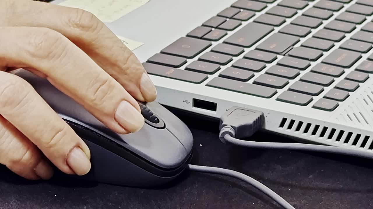 Mouse operation, finger click commands, keyboard connection, close-up