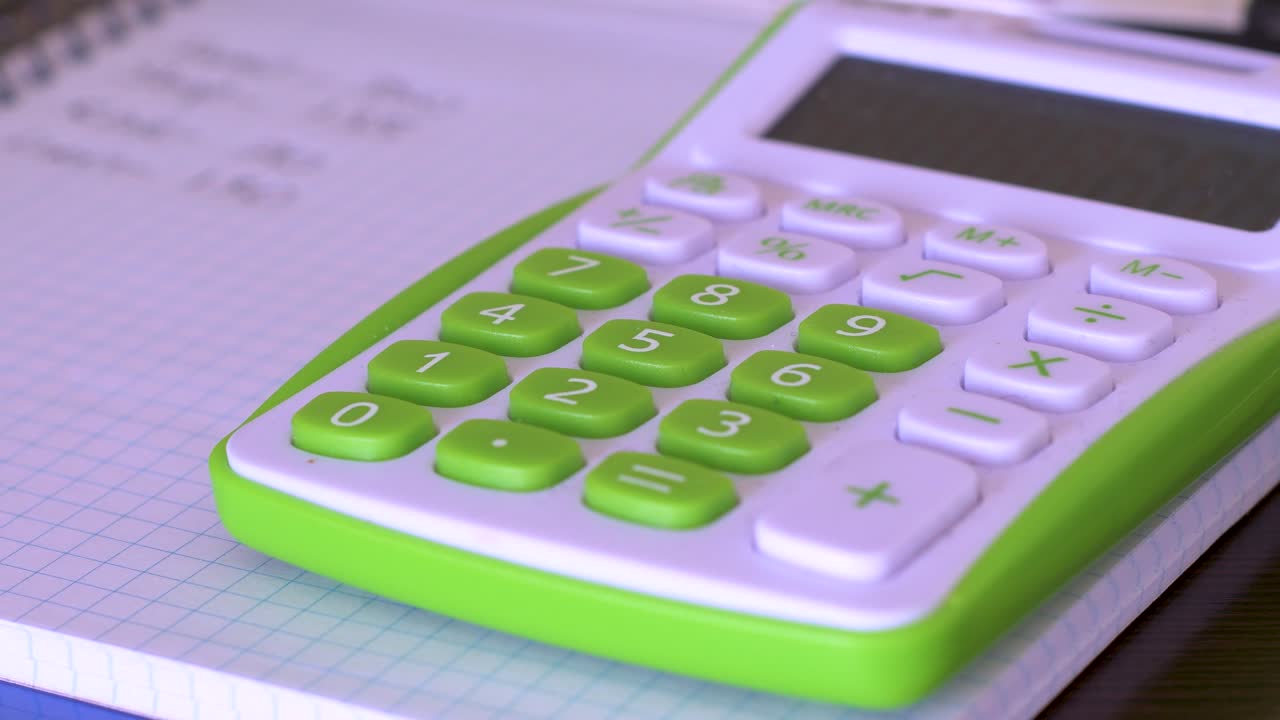 escribiendo a mano en la calculadora. economia del hogar