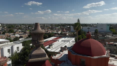 Turm-Und-Kuppeln-Der-Kirche-San-Juan-De-Dios-Mit-Blick-Auf-Die-Stadt-In-Leon,-Guanajuato,-Mexiko