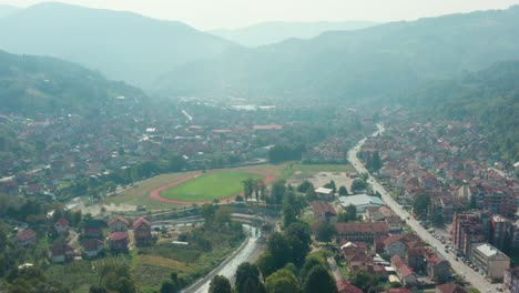 Ciudad-De-Montaña-De-Ivanjica-En-Serbia,-Vista-Aérea-Sobre-El-Pintoresco-Valle-Del-Río-Moravica