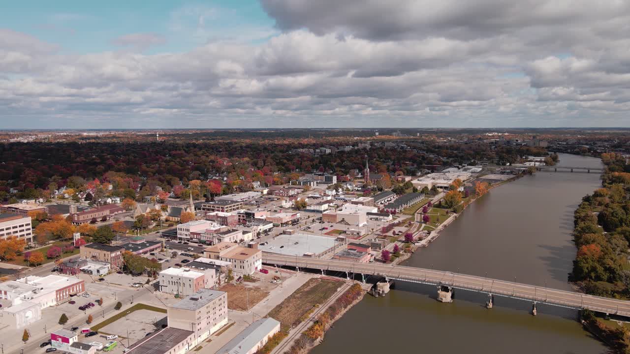 centro de la ciudad de saginaw y ribera, michigan, estados unidos en otoño, vista de drone