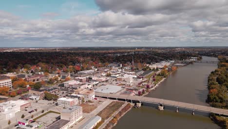 centro de la ciudad de saginaw y ribera, michigan, estados unidos en otoño, vista de drone
